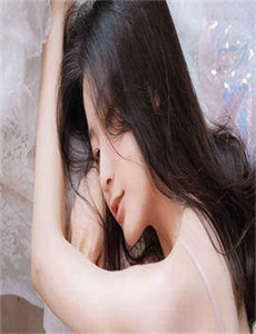 依恋影院网-男子修洗衣机被卡